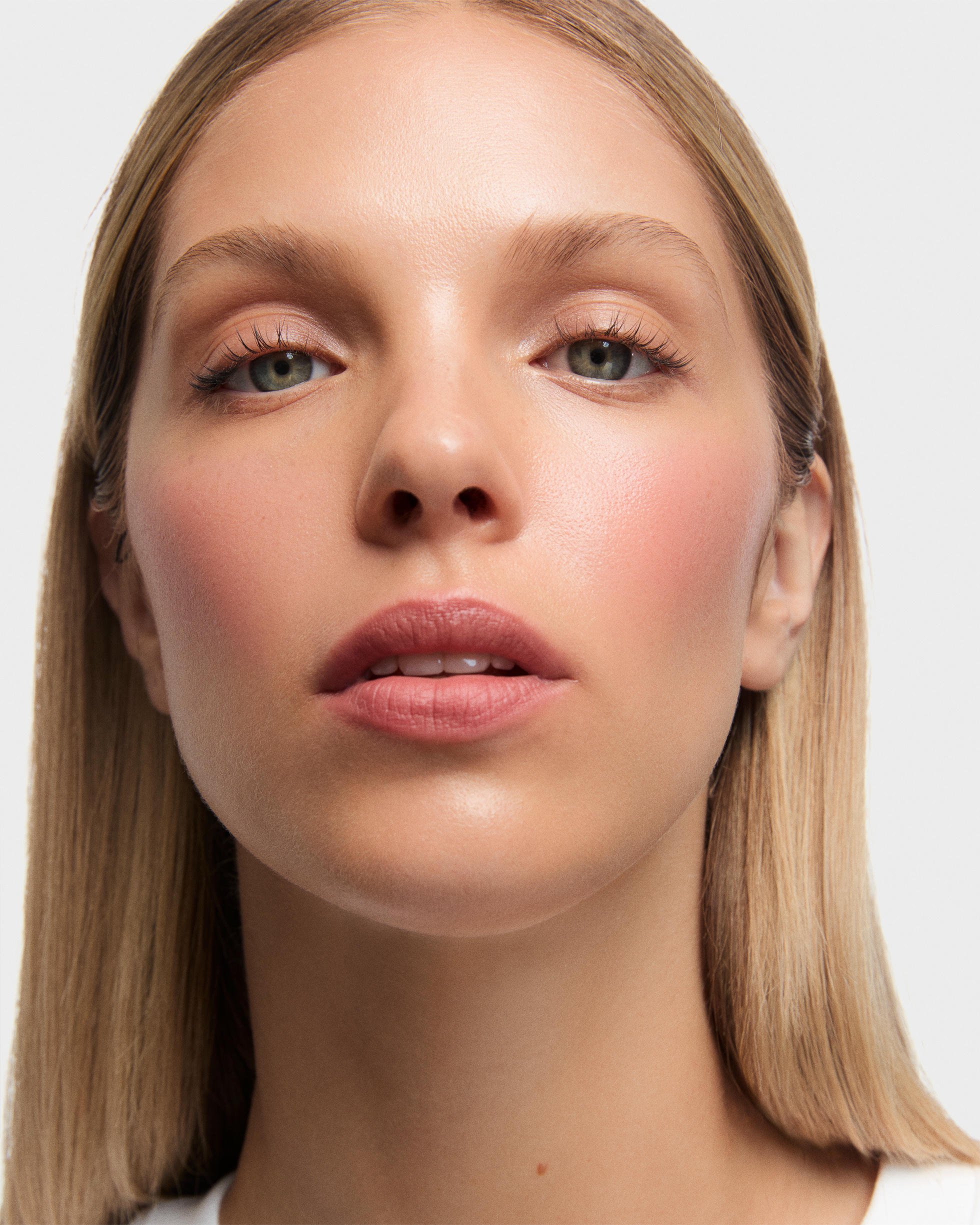 Кремовые румяна в стике Cream Stick Blush 210 Delicate Coral