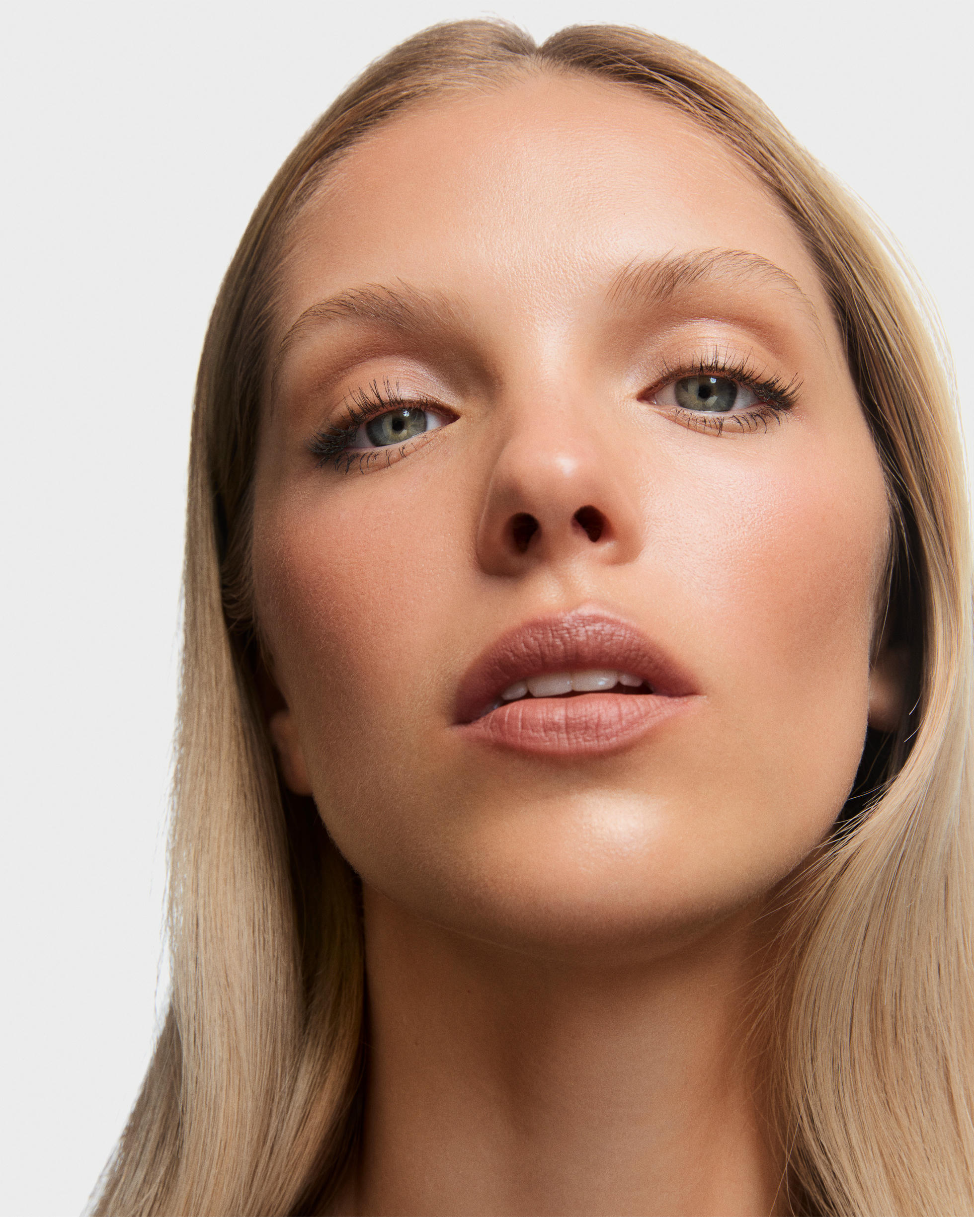 Кремовый хайлайтер-стик Cream Stick Highlighter 310 Delicate Glow